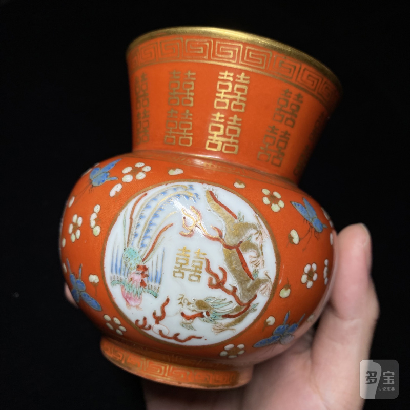 清同治 珊瑚红地描金开光粉彩龙凤喜字纹渣斗（一对） - 图16